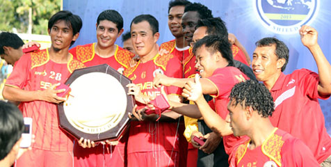 Semen Padang Raih Gelar Community Shield 2013 Semen Padang Raih Gelar Community Shield 2013