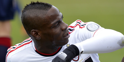 Balotelli Ukir Nama Orang Tuanya di Sepatu