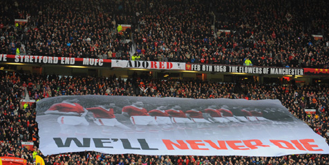 Fans MU Bentangkan Banner Mengenang Tragedi Munich