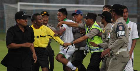 Laga Perseba vs Persekam Berakhir Ricuh