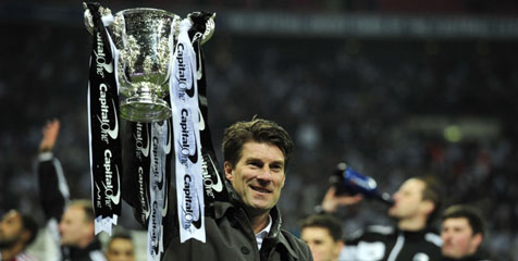 Laudrup dan Trofi Bergengsi Pertama Swansea Laudrup dan Trofi Bergengsi Pertama Swansea