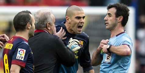 El Clasico Diwarnai Insiden Kartu Merah Victor Valdes