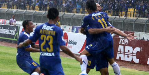 HT Review ISL: Gol Kenji Bawa Persib Unggul Sementara HT Review ISL: Gol Kenji Bawa Persib Unggul Sementara