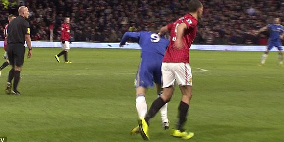 Ferdinand Sengaja Jegal Torres Dari Belakang?