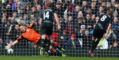 Review: Penalti Gerrard Bawa Reds Taklukkan Villa