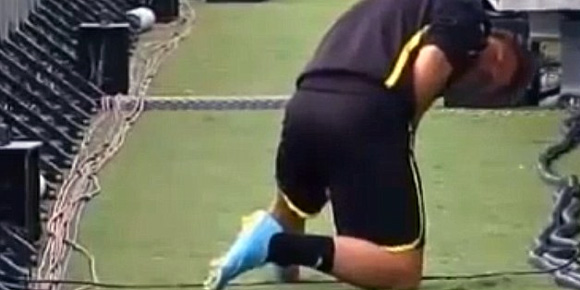 Video: Gotze Ketahuan Kencing Sembarangan di Stadion Malaga Video: Gotze Ketahuan Kencing Sembarangan di Stadion Malaga