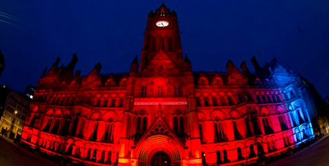 Jelang Derby, Gedung Balai Kota Manchester Dimerahkan