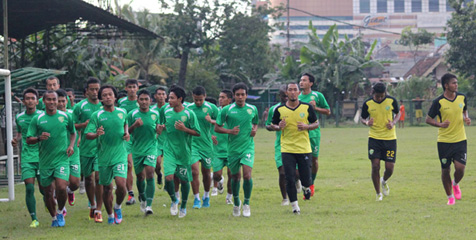 Pemain Persebaya Tetap Berlatih