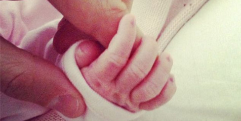 Fabregas dan Daniella Dikarunai Momongan