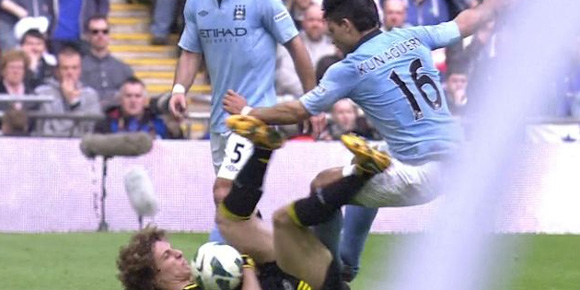 Foto: Pelanggaran Kotor Aguero ke David Luiz