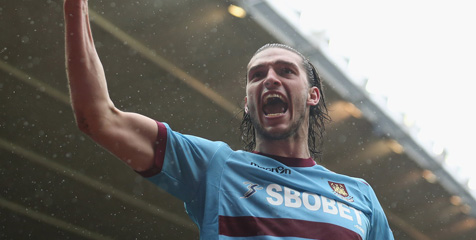 Carroll Tertarik Bertahan di West Ham