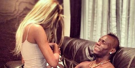 Balotelli dan Kekasih Tampil Mesra di Vanity Fair