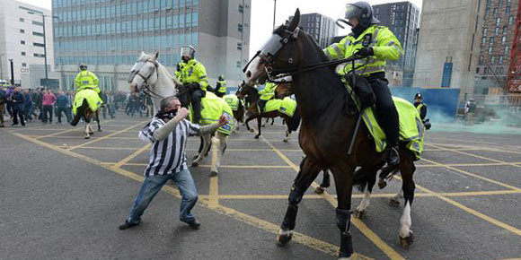 Aksi 'Heroik' Pendukung Newcastle