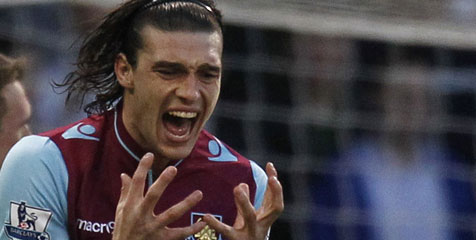 Carroll Anggap Wajar Aksinya Tabrak De Gea Carroll Anggap Wajar Aksinya Tabrak De Gea