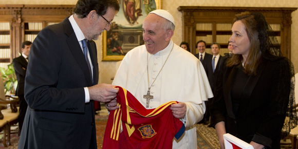 Messi Kirim Jersey Untuk Paus Fransiskus 1