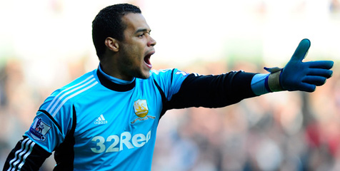 Michel Vorm Tolak Minat Barca dan Liverpool