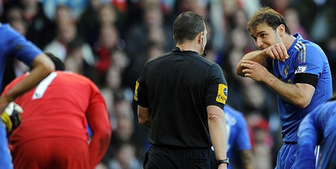 Suarez dan Ivanovic Ternyata Bertikai di Lorong Anfield Suarez dan Ivanovic Ternyata Bertikai di Lorong Anfield