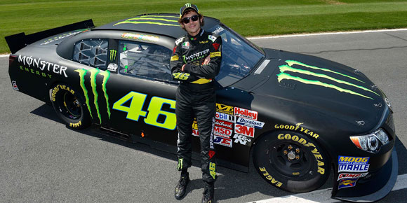Foto: Aksi Valentino Rossi Kendarai Mobil NASCAR