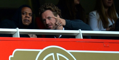 Chris Martin dan Jay-Z Hadiri Laga Arsenal vs MU Chris Martin dan Jay-Z Hadiri Laga Arsenal vs MU