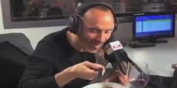 Video: Bek Chelsea 'Paksa' Seorang Pengamat Makan Tikus
