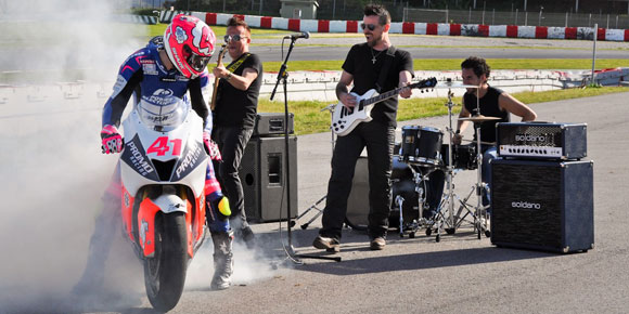 Pebalap Kakak Beradik MotoGP Beraksi di Video Musik