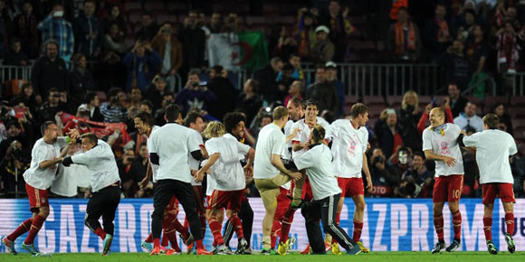 Video: Selebrasi Pemain Bayern Munich Bersama Fans Video: Selebrasi Pemain Bayern Munich Bersama Fans