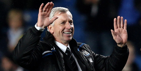 Pardew Bantah Bakal Perlapang Jalan Arsenal