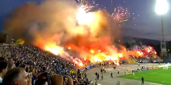 Video: Suporter 'Bakar' Stadion Dengan Flare