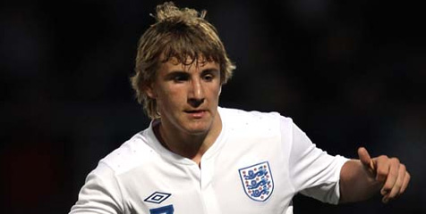 Shaw Jadi Pembelian Pertama Moyes di United?