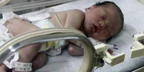 Mutu Ingin Adopsi Bayi China Yang Dibuang di Toilet