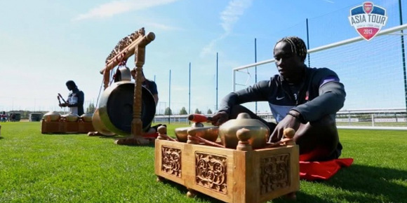 Persiapan ke Indonesia, Arsenal Belajar Bermain Gamelan