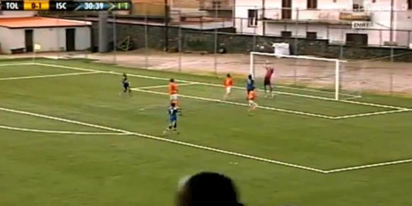 Video: Angin Kencang, Kiper Cetak Gol ke Gawang Sendiri