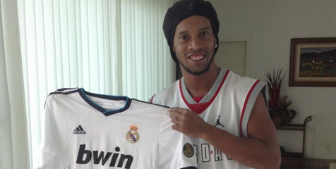 Ronaldinho Bangga Berfoto Dengan Jersey Madrid Pemberian CR7 Ronaldinho Bangga Berfoto Dengan Jersey Madrid Pemberian CR7