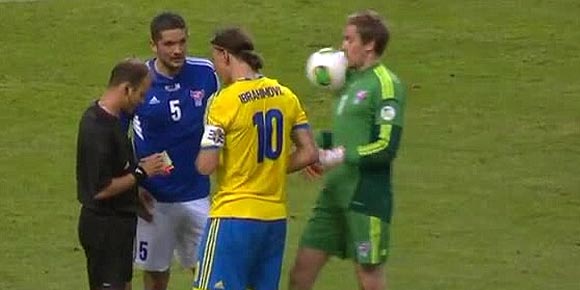 Video: Zlatan Lempar Bola ke Wajah Kiper Lawan