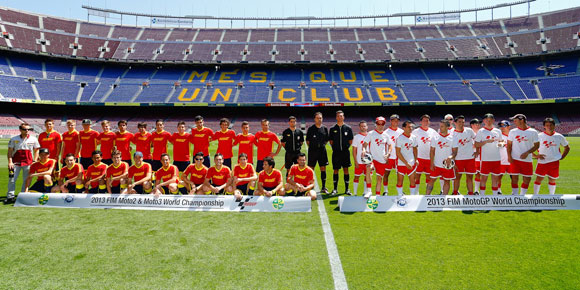 Foto: Aksi Pebalap MotoGP Main Sepakbola di Nou Camp