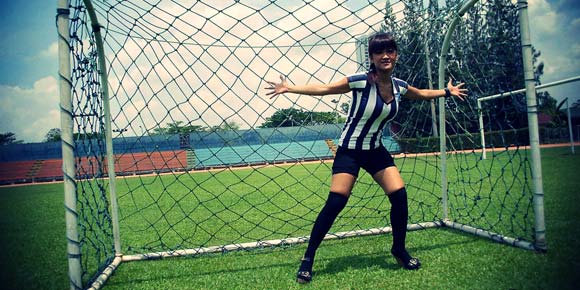 Honey of The Day: Julia Perez, Si Eksotis Pemuja Sepakbola