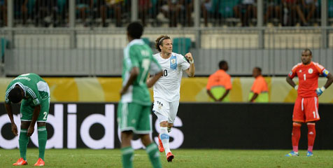 Review: Forlan Tembak Jatuh Nigeria