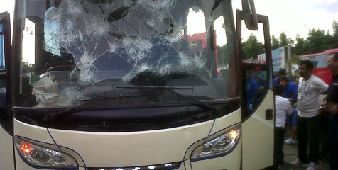 Kaca Bus Dilempar Batu, Perjalanan Persib Terhambat