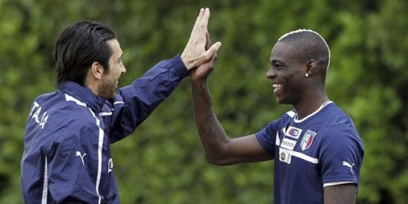 Balotelli One-on-One VS Buffon di Sesi Latihan, Siapa Menang?