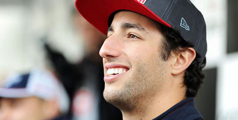 Lintasan Basah, Ricciardo Pimpin Latihan Pertama F1 GP Inggris