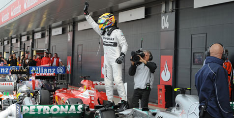 Hamilton Rebut Pole Formula 1 GP Inggris