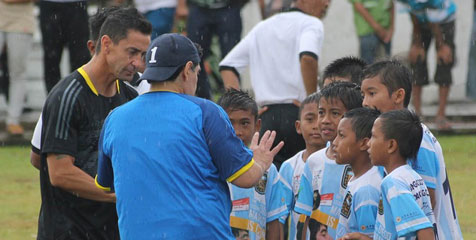 Gerimis Tak Hentikan Coaching Clinic Maradona di Surabaya