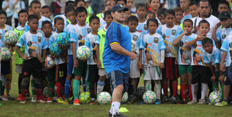 Peserta Coaching Clinic Maradona Puas