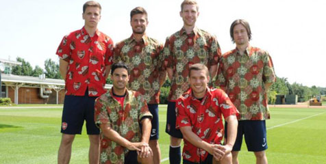 Para Penggawa Arsenal Berpose Keren Memakai Batik Para Penggawa Arsenal Berpose Keren Memakai Batik