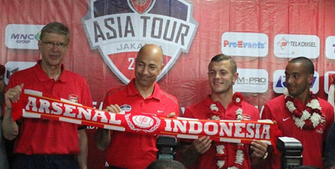 Dua Bintang Arsenal Sapa Fans Dengan Main Tenis Meja