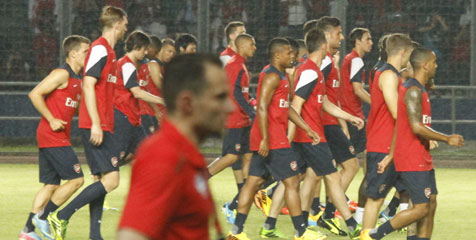 Latihan Arsenal di GBK Disambut Ribuan Fans