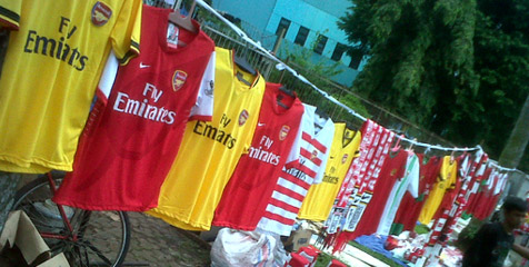 Pedagang Jersey Arsenal Sepi Pembeli