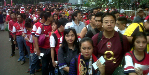 Fans Arsenal Rela Antri dan Berbuka Puasa di GBK