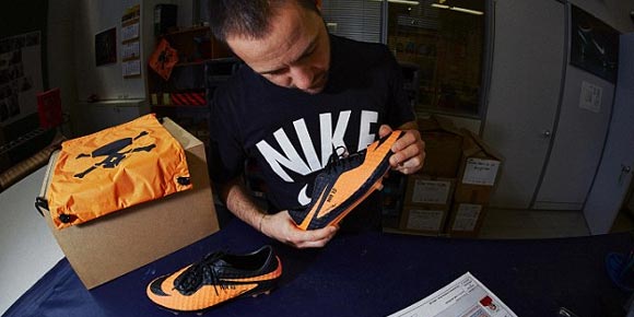 Proses Pembuatan Sepatu Hypervenom Untuk Pemain Top