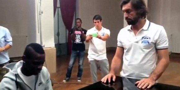 Video: Balotelli Ahli Bermain Piano?